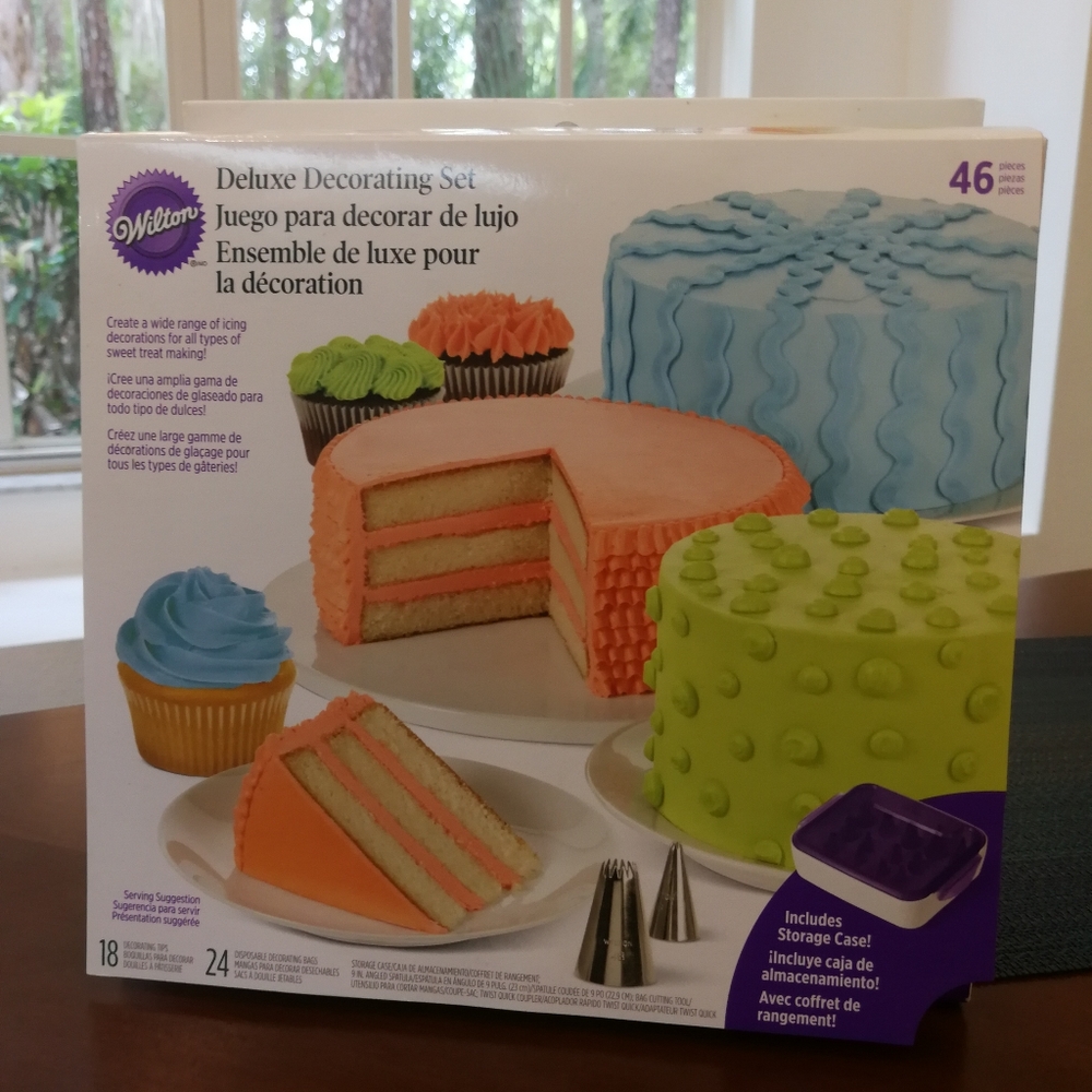 Wilton Deluxe Cake Decorating Set (46 pcs)